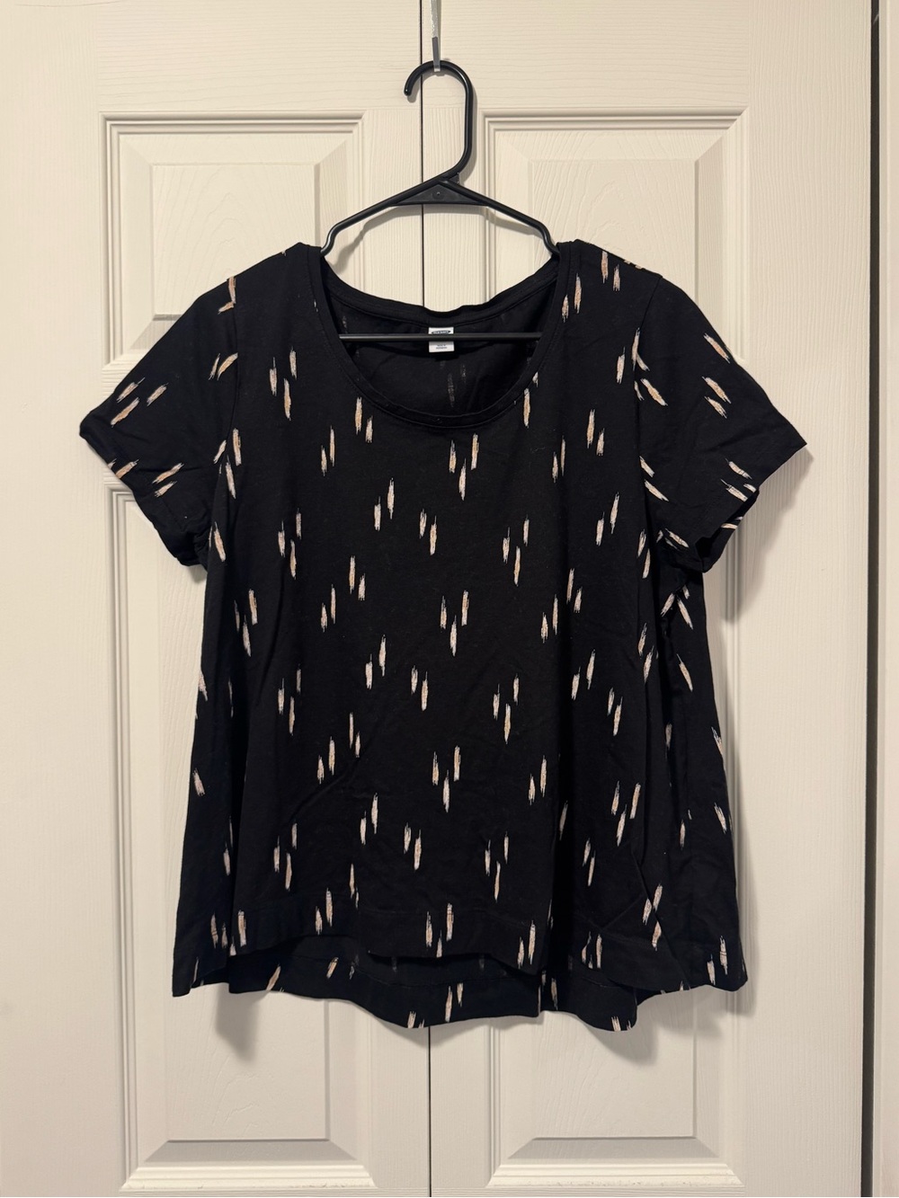 Old Navy Black Short-Sleeve Tee with Cream Dash Print